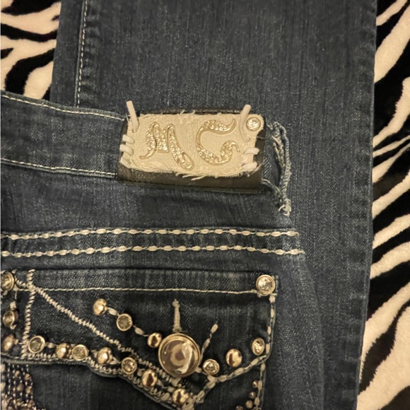 Super cute low rise boot cut jeans with pocket detaill - Picture 4 of 5